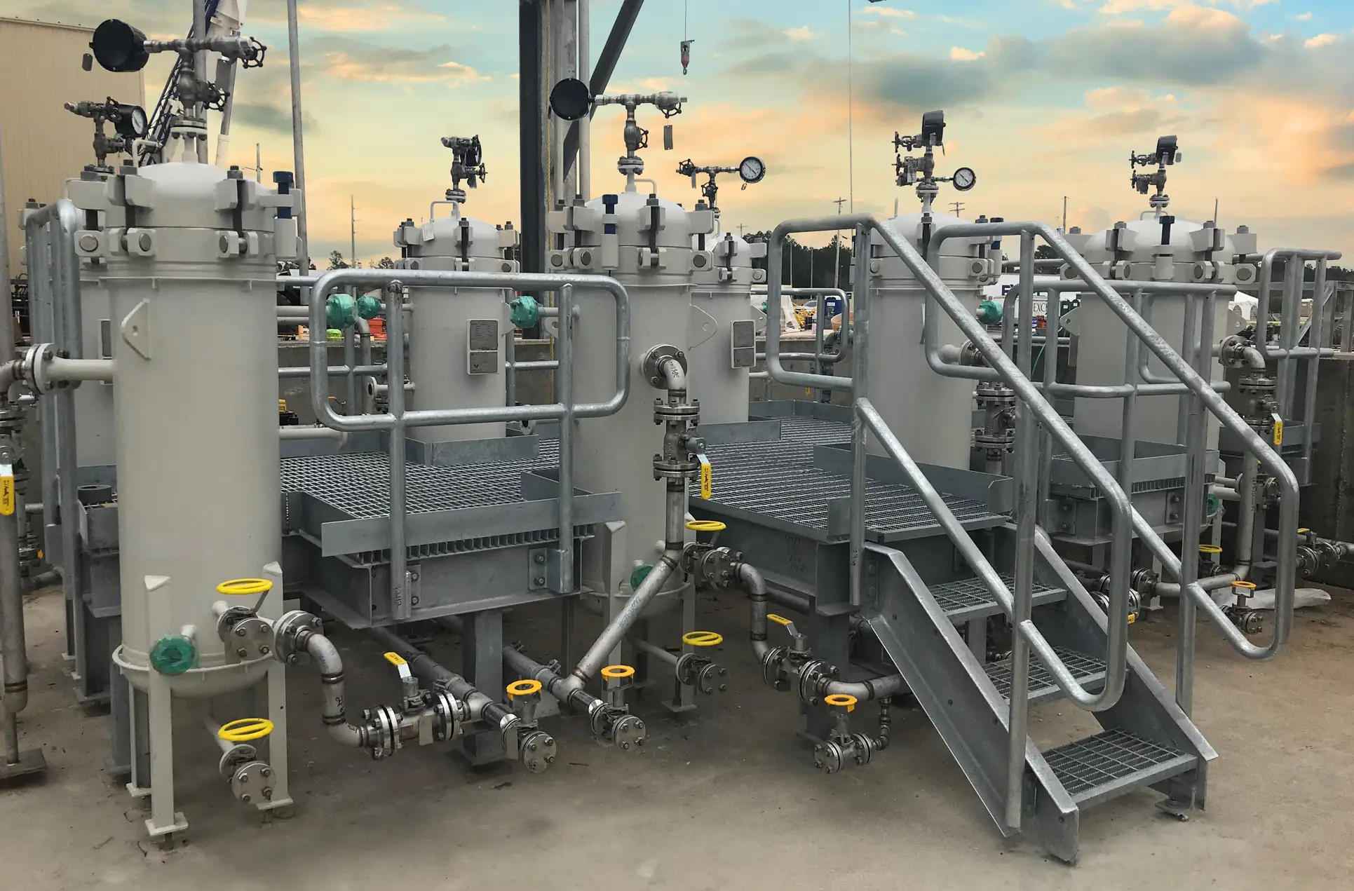 Industrial plant with Invicta filter vessels installed in outdoor process environment